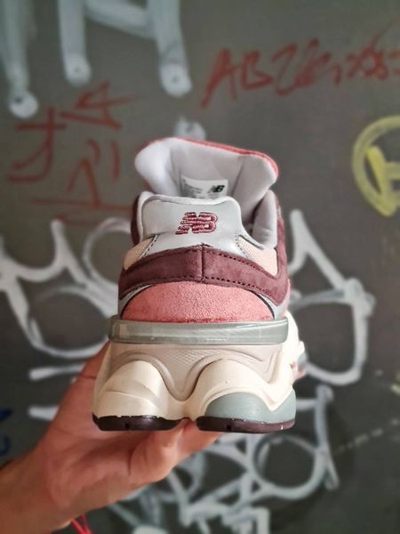 Жіночі кросівки New Balance 9060 Cherry Blossom фото