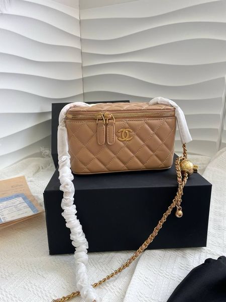 Женская сумка Chanel Mini Vanity Case in Beige Lambskin with Silver Premium фото
