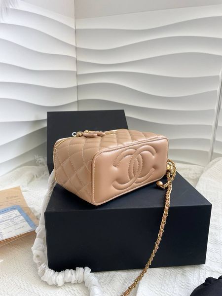 Женская сумка Chanel Mini Vanity Case in Beige Lambskin with Silver Premium фото