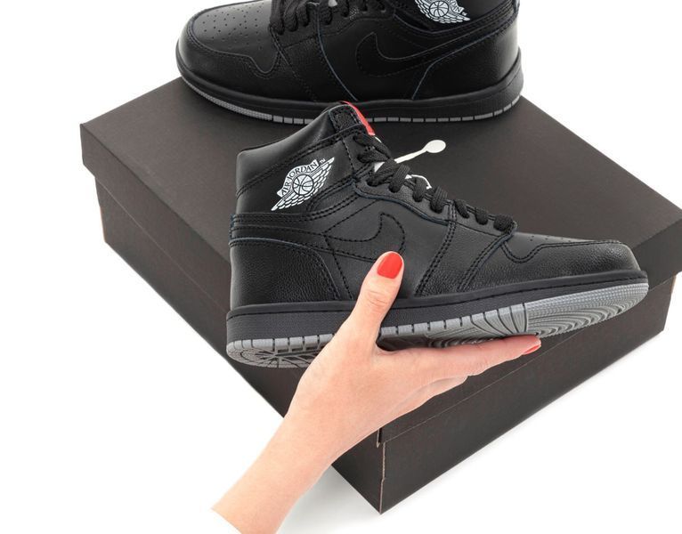 Чоловічі та жіночі кросівки Nike Air Jordan 1 Black Fur фото
