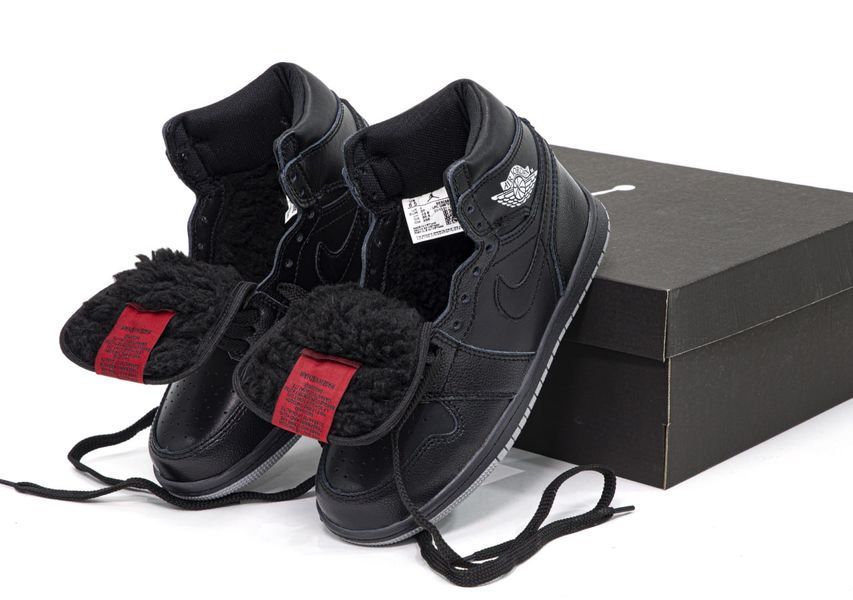 Чоловічі та жіночі кросівки Nike Air Jordan 1 Black Fur фото