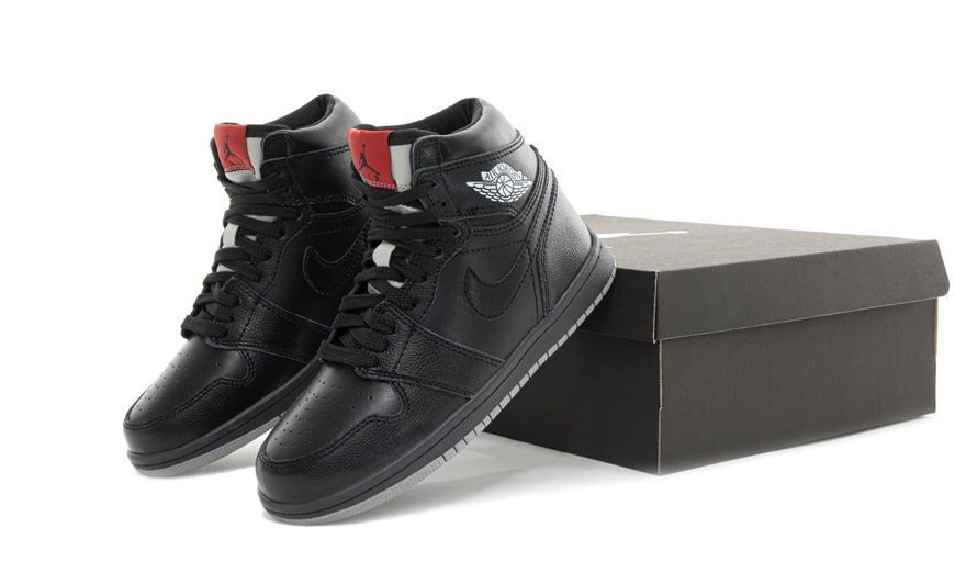 Чоловічі та жіночі кросівки Nike Air Jordan 1 Black Fur фото