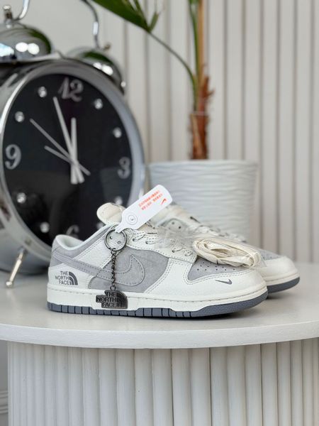 Чоловічі та жіночі кросівки Nike SB Dunk & TNF фото